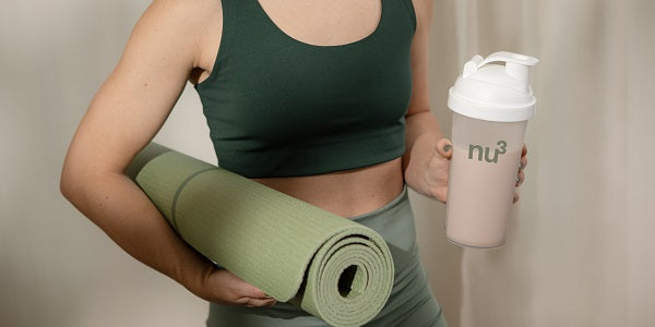 Femme sportive avec un shaker