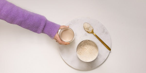 Shake fini dans un verre à côté de la boîte ouverte