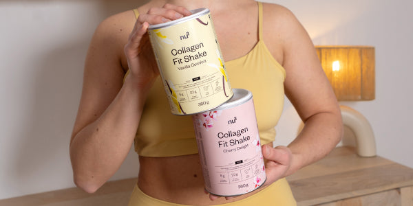 Une femme tient un nu3 Collagen Fit Shake 