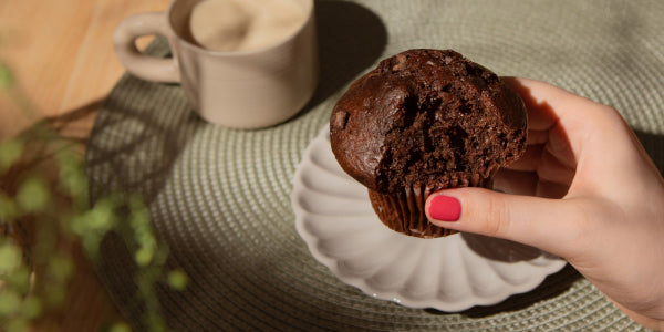 Main tenant un muffin au chocolat au sirop de yacon